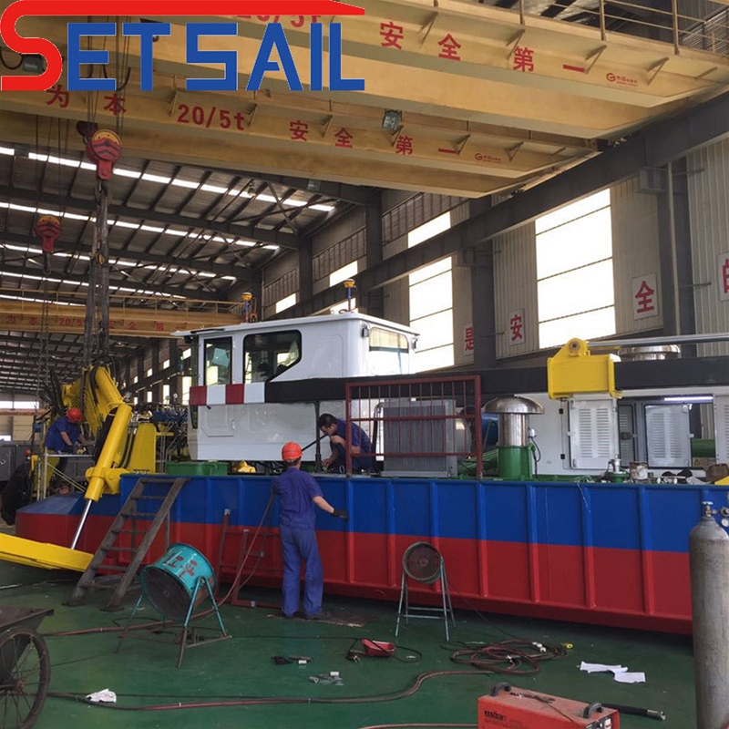 Amphibious cutter suction dredger